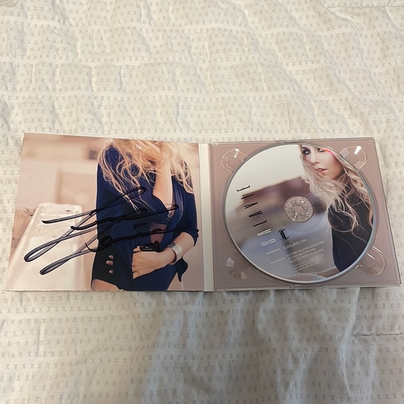 Lisa Lavie - Signed Album & Zip-Up Hoodie - Picture 12 of 12